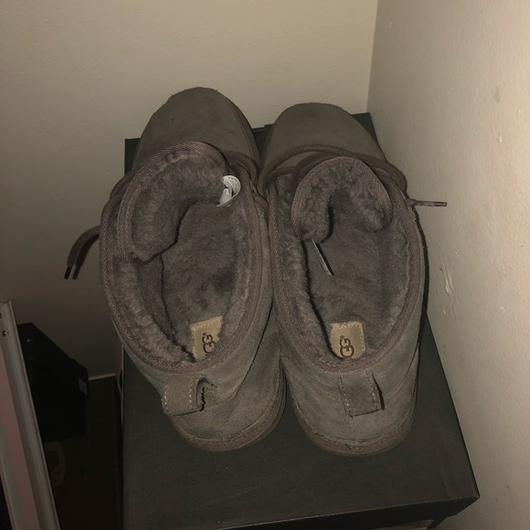 Gray uggs - Picture 3 of 4